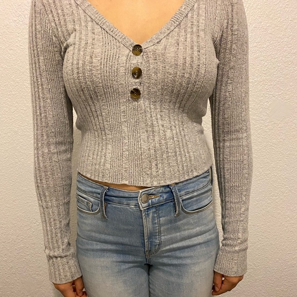 Gray cropped long sleeve. - Picture 2 of 2